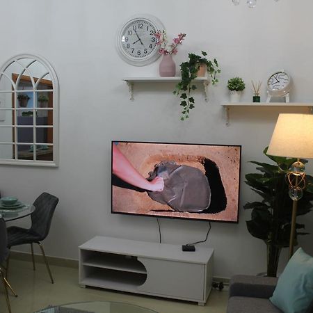 Newly Furnished One Bedroom Apartment Next To Metro & Beach In Marina Residence Dubai Exteriör bild